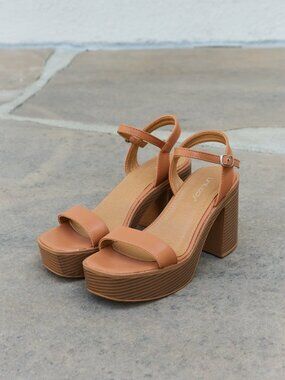 NWT Weeboo Feel It Platform Heel Sandals